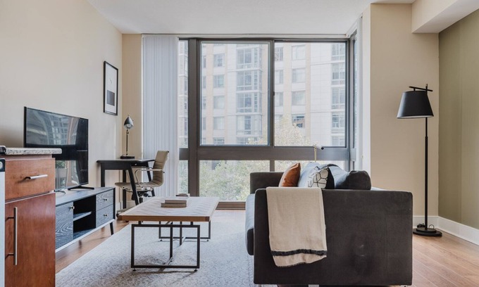 Mount Vernon Triangle Apartment | Ideal Mt Vernon 1BR w/Rooftop Pool & A/C, nr Chinatown, by Blueground