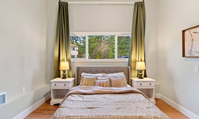Kenmore House | Ideal Northwest Getaway | Near Lake Washington and Seattle