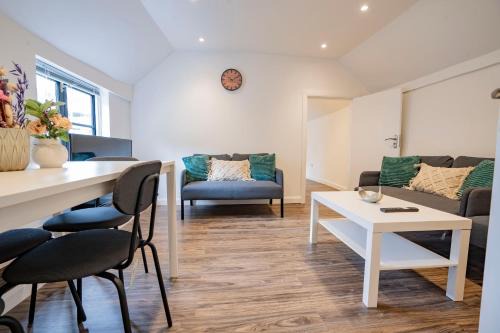 Uxbridge South Apartment | Ideal Uxbridge Hub, 3 Bed Flat Next to the Station