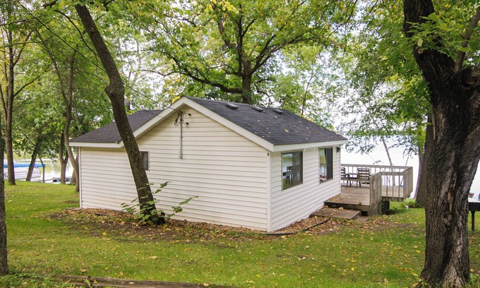 Richmond Cabin | Idle Hour, a 2 BR lakefront cabin nestled in family-friendly Riverside Resort
