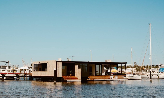 Lakes Entrance Boat Rental | Idle Lake House Floating Dockside Accommodation