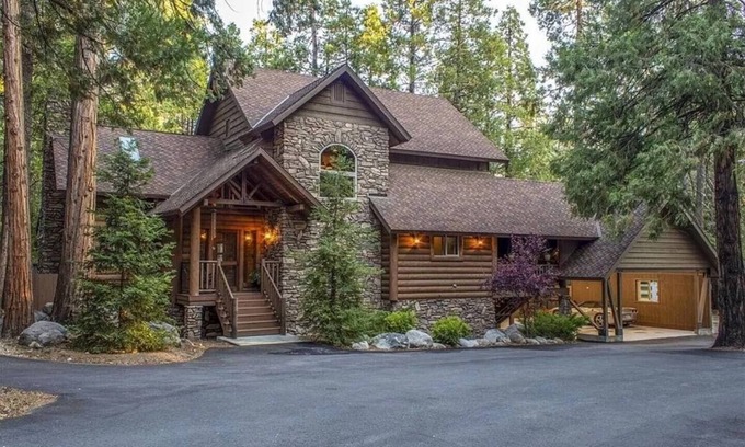 Idyllwild Cabin | Idyll-Lodge Executive Retreat on Strawberry Creek, Spa, AC, 1.5 Acre, 3 King Bed, Secluded!