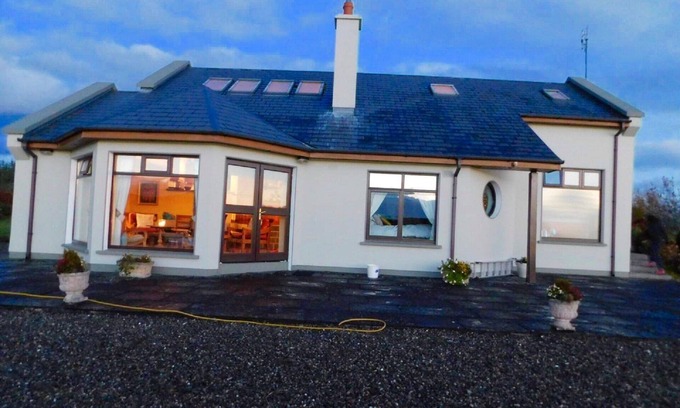 Whitegate House | Idyllic and Unique House on the Lake