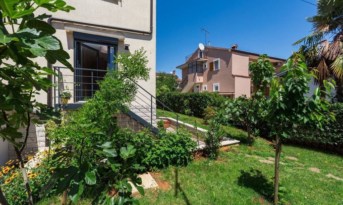 Porec Apartment | Idyllic flat just a few minutes' walk from the beach with private balcony, air conditioning, barbecue, WiFi