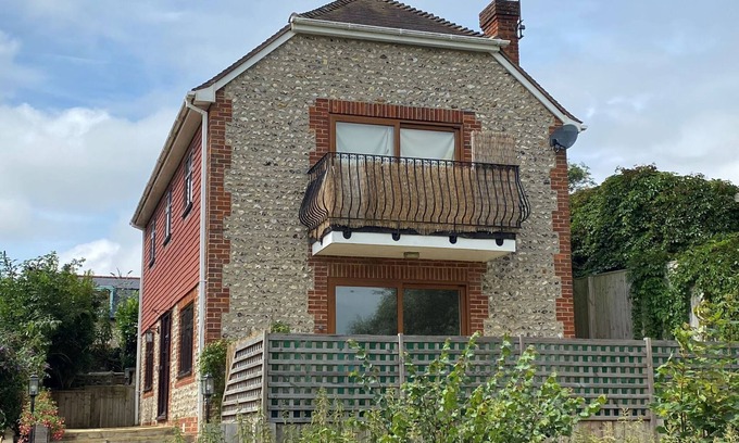 Alfriston House | Idyllic Riverside Country Cottage for 6