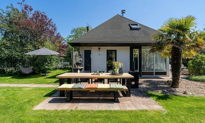Ouddorp House | Idyllic vacation home on quiet vacation park with fenced garden.