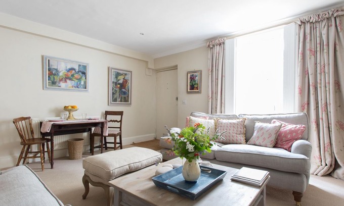 Redcliffe Apartment | Ifield Road X by onefinestay