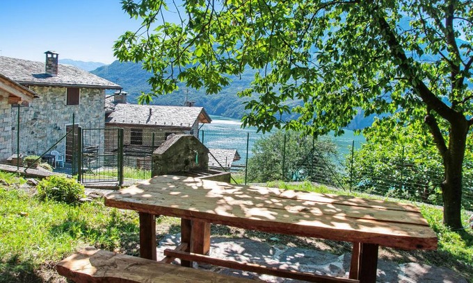 Verceia House | Il ciliegio sul lago