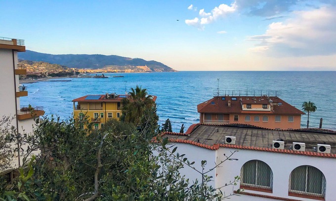 Diano Marina Apartment | Il Geranio Sant'Elmo - sea-view, for 4, 5 minutes on foot from the beach, small garden
