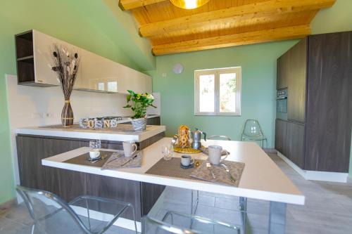 Patti Apartment | "Il Segreto" Vista Panoramica sulle Isole Eolie con Piscina, palestra e WiFi