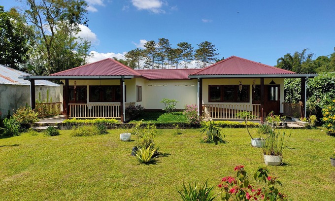 Tomohon Cottage | Ilasan cottage cozy place to enjoy en relax in our garden enjoy. Mountain view.n