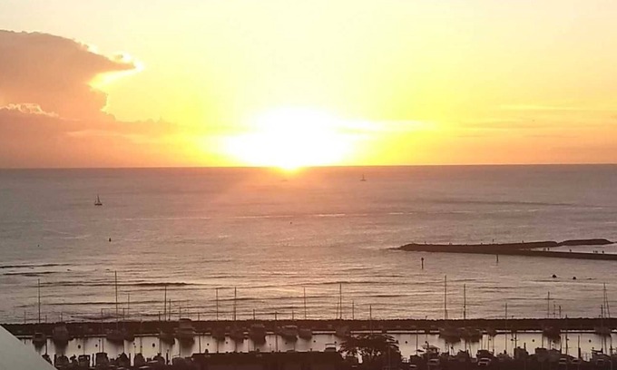 Waikiki Condo | Ilikai 1639 Ocean/Sunset/Marina Views - King Bed - Steps to Lagoon and Beach