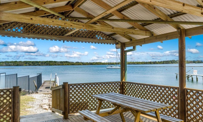 Iluka Apartment | Iluka Villa 10 right on the Clarence River