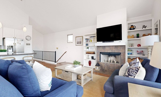Point Venture House | Immaculate Hill Country home with furnished deck, fireplace & ping-pong table