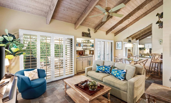 Rancho Mirage House | Immaculate Mission Hills tennis villa with mountain views from private roof deck