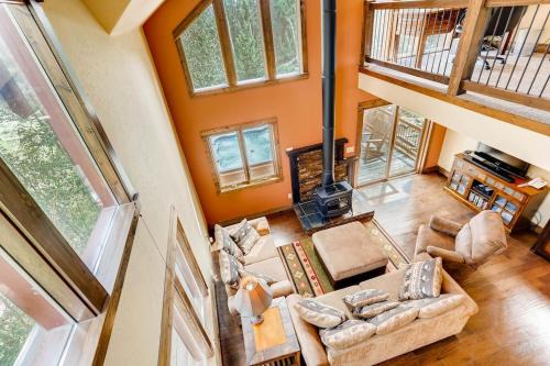 Alma House | Immaculate Mountain Home Surrounded by Pine Trees with Hot Tub - Claim Jumper Getaway