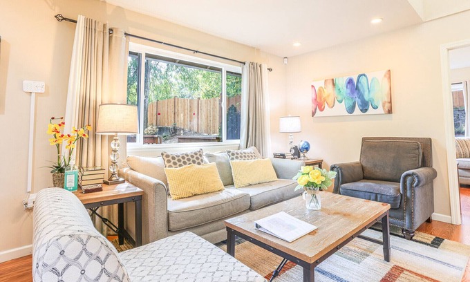 Esperance House | Immaculate Vista, a cozy home w/AC in Edmonds, WA