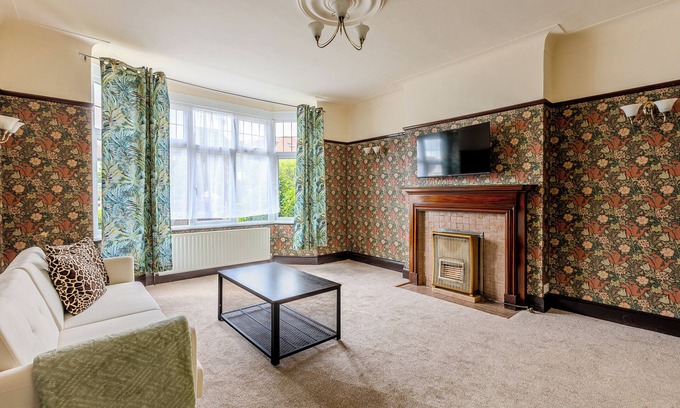St. Leonard's House | Immense 3BR House, Garden near Tooting Cmns, South