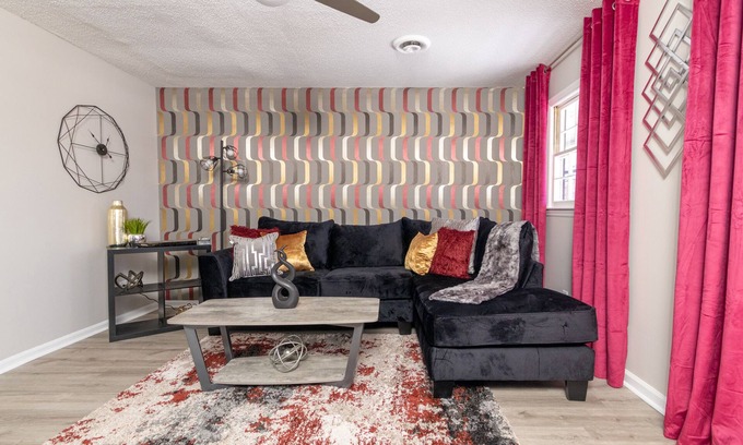 Graham Apartment | Impeccable 2BR Apartment Upstairs Fast WiFi