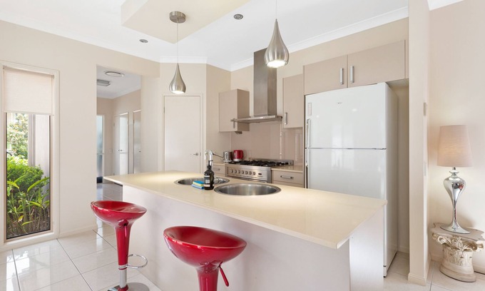 Taringa House | Impeccable Modern 1 Bedroom Apartment ~ Taringa