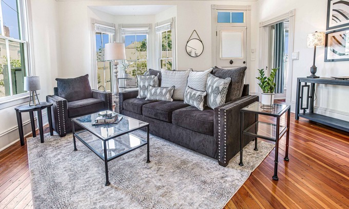 Metropolitan House | Impeccably Restored Bungalow w/Private Yard and Parking by Lucky Savannah