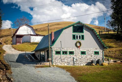 Sugar Grove House | Impressive Barn Suite with Hot-tub and Petting Zoo in Sugar Grove, North Carolina