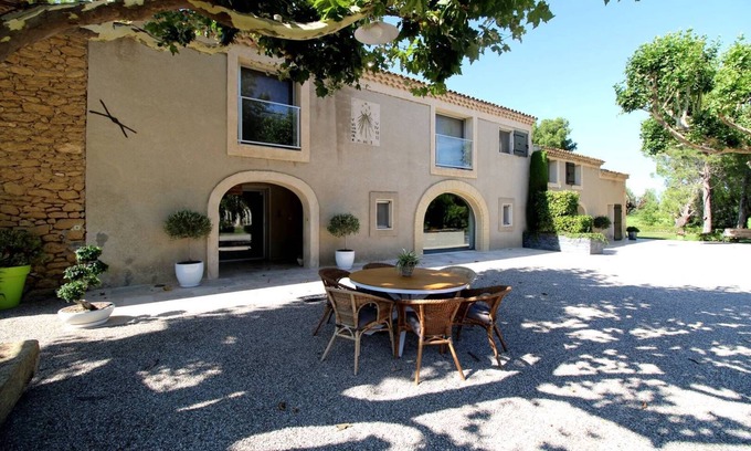 Entressen House | In Entressen, Alpilles, country house with A/C and excellent amenities pets admitted(1).