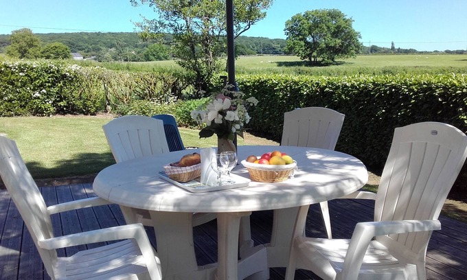 Jailly Cottage | In JAILLY The gîte is in the meadow ... Bed and Breakfast