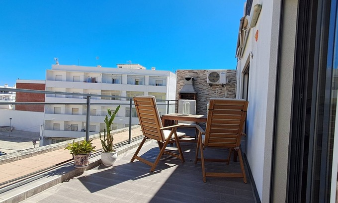 Olhao Apartment | In the centre of Olhão, Parking, Pool, BBQ, A/C, 3 min walk from the Pier