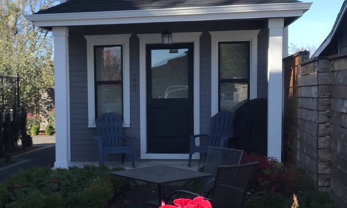 Carlton House | In the Heart of Downtown Carlton - Luxury Cottage for Two 🍷