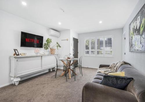 Hamilton Apartment | In the Heart of Hamilton! Modern and Convenient #5 -By KOSH BNB