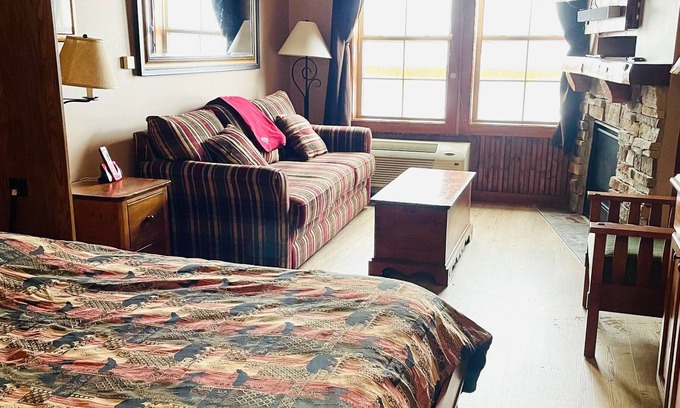Snowshoe House | In the heart of the village (ski in/out)