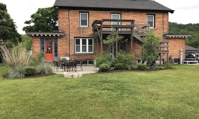 Munising House | In the heart of town;Upscale Historical Home;Walk to Lake Superior&Boat Cruises!