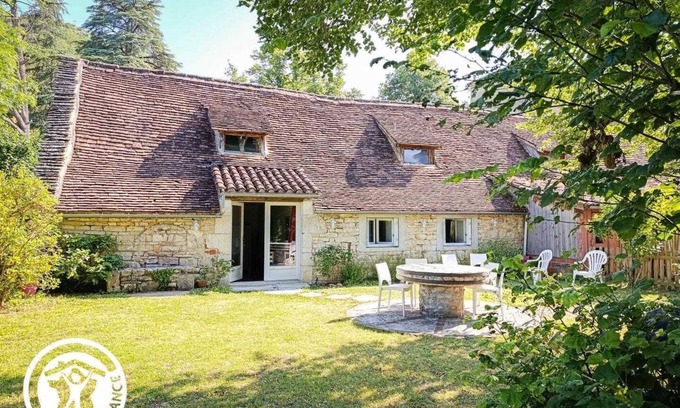 Tour-de-Faure House | In the shade of the lime tree