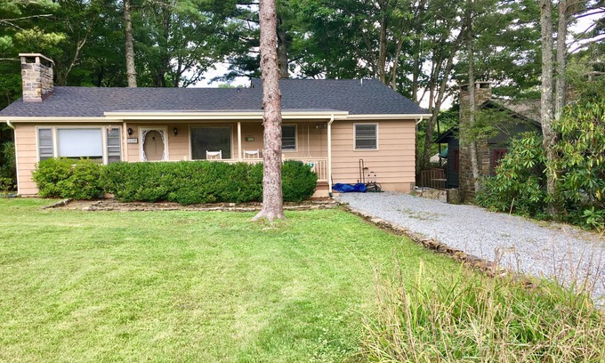 Blowing Rock Cottage | In Town Blowing Rock - Country Club Neighborhood - Charming Rustic Mtn Cottage!