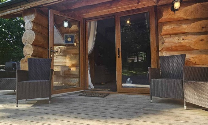 Telford House | Includes admission to Hoo Zoo and Dinosaur World. Log cabin with hot tub.