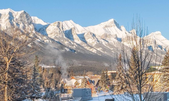 Cougar Creek House | Incredible Mountain View Townhouse Sleep 6 PPL in DT Canmore w/AC & UG Parking
