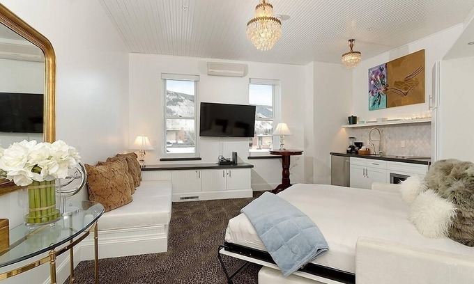 Aspen Hotel | Independence Square 310 | Chic, Remodeled Studio w/Great Location in Aspen, A/C, & Kitchenette