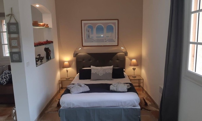Tourrettes House | Independent 30m2 bedroom twinned with Provencal country house