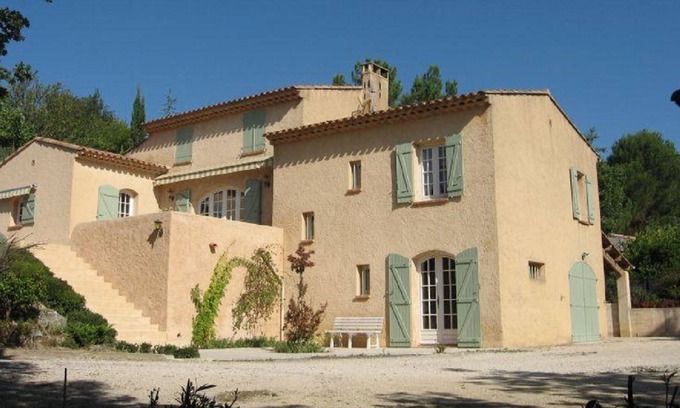 Pertuis Apartment | Independent studio on the ground floor of villa, with secure parking