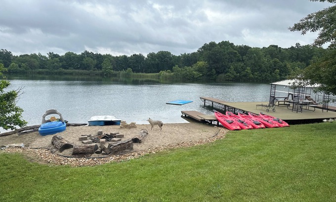 Bluford Cabin | Indoor Heated Pool pontoon boat fish 3 full baths sleeps 17 in beds 2025 SALE!