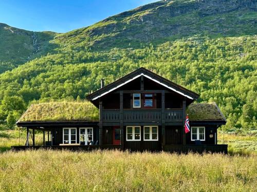 Tyinkrysset House | Indoor hot tub, views & nature, cosy family cabin at Filefjell