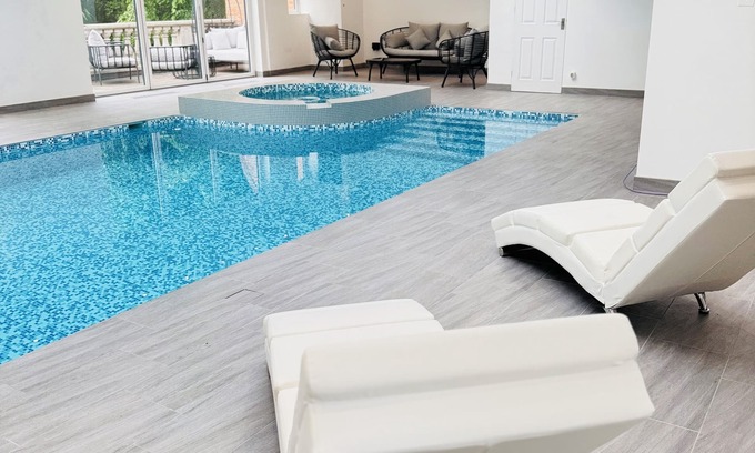 Sunningdale House | Indoor Hydro Pool & Wellness Spa