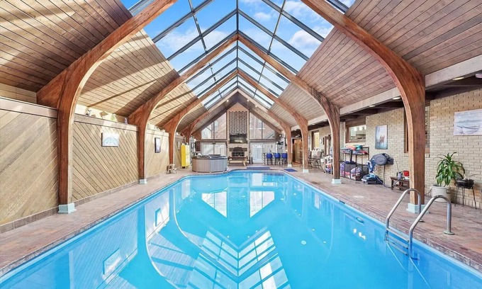 Ottawa House | Indoor pool, Hot Tub, Sauna, Sleeps 13, 4B4Ba, Walk to Downtown Ottawa & River