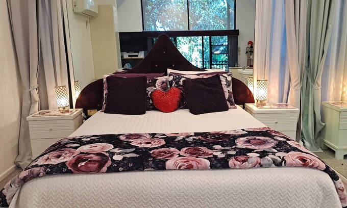Eagle Heights Ski Chalet | Indulge A While Chalet on Gallery Walk Tamborine Mountain