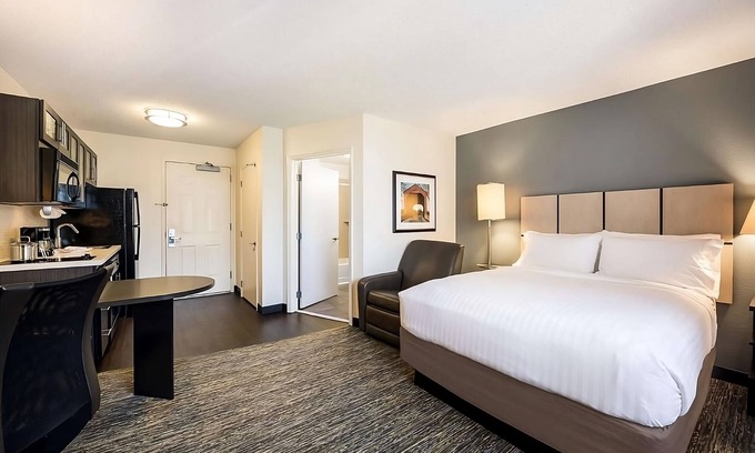 Waukegan Resort | Indulge in Comfort and Convenience! 2 Modern Units, Full Kitchen, Pet-friendly!