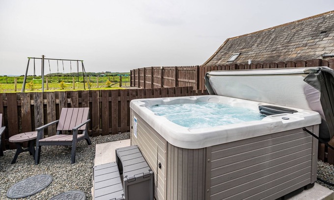 Kirkcudbright Cottage | Ingleston Farm Cottages No 2 - a cottage that sleeps 6 guests in 3 bedrooms