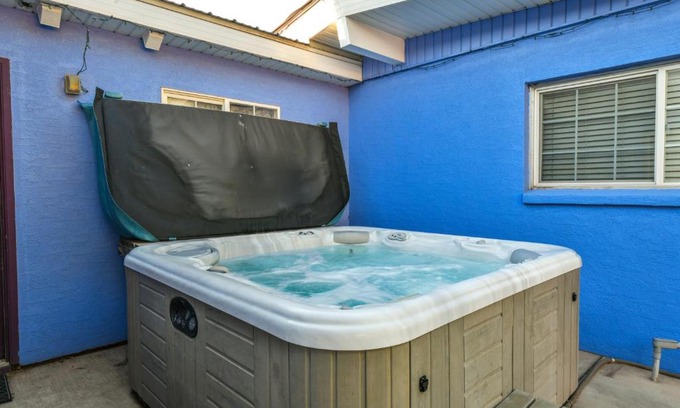 Moab House | Inn 4 - Downtown 1 bedroom unit, sleeps 6 with shared hot tub