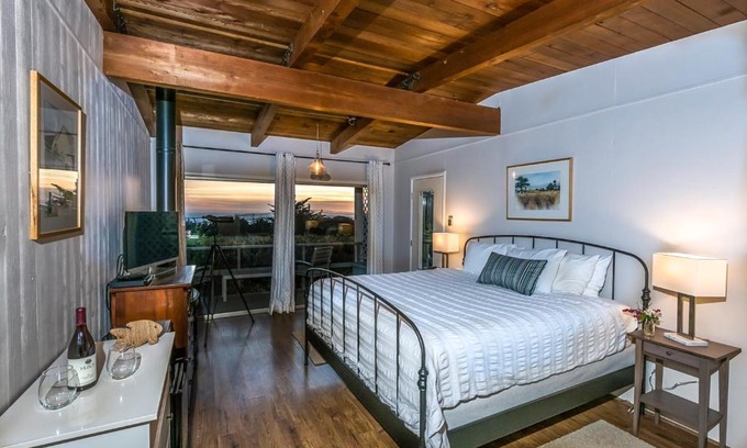 Little River Hotel | Inn at Schoolhouse Creek