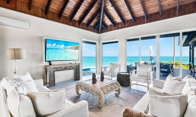 William's Town House | Inspiration Point, Newly Renovated, Heated Pool and Year-Round Sandy Beach